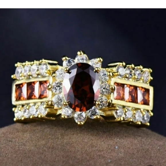 Gorgeous red stone , 925 silver in gold setting. Cubic zirconia around stone - Picture 13 of 13